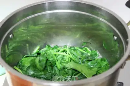 Make Spinach fried eggs step 1