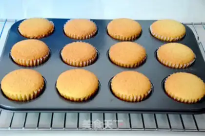 Make Little lamb cupcakes step 6