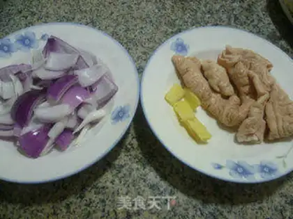 Make The purple onion fried pig intestines step 0