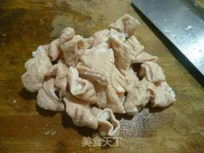 Make The purple onion fried pig intestines step 1