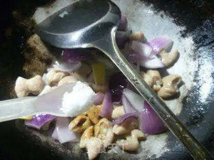Make The purple onion fried pig intestines step 7