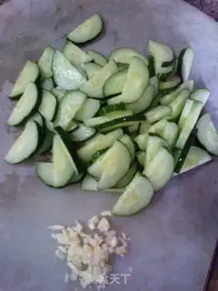 Make cucumber fried duck eggs step 1