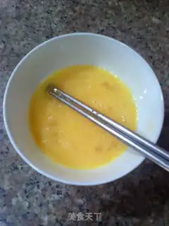 Make cucumber fried duck eggs step 2