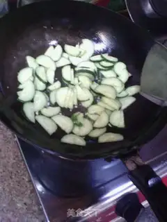 Make cucumber fried duck eggs step 5