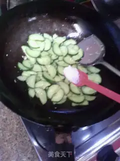 Make cucumber fried duck eggs step 6