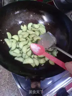 Make cucumber fried duck eggs step 7