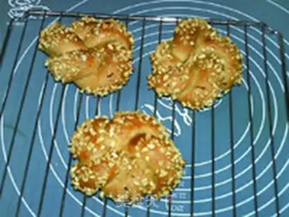 Make Five-ring black honey bread step 22