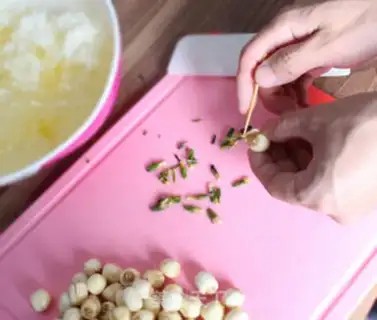 Make Silver Ear Lotus soup step 1