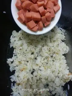 Make Yangzhou fried rice step 4