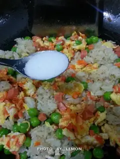Make Yangzhou fried rice step 6