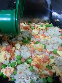 Make Yangzhou fried rice step 7