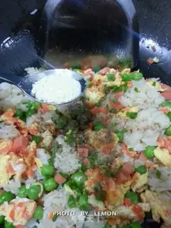 Make Yangzhou fried rice step 8