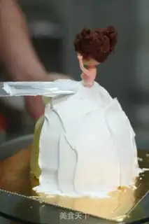 Make Barbie doll cake step 7