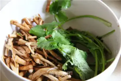 Make A dry pot of tea and mushrooms step 0