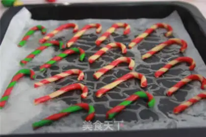 Make Christmas crutches, double cookies step 10