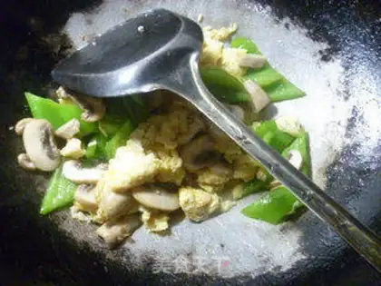 Make Precious mushroom fried eggs step 9