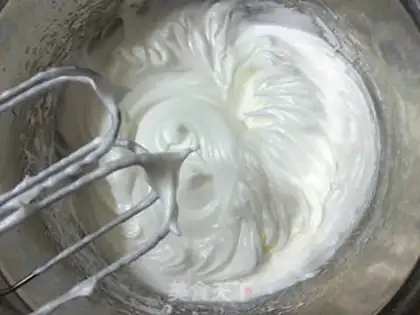 Make Christmas candy cake step 4
