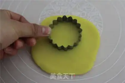 Make Ghost-faced Christmas cookies step 7