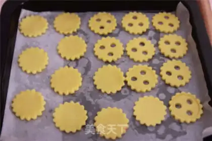 Make Ghost-faced Christmas cookies step 8