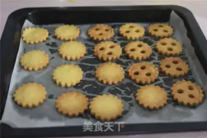 Make Ghost-faced Christmas cookies step 9