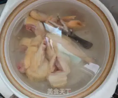 Make Lotus lily chicken soup step 3