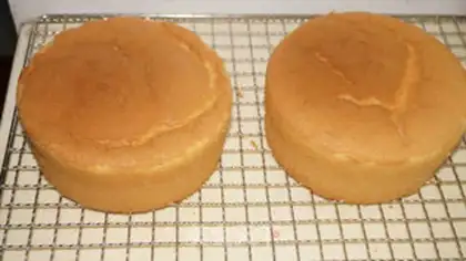 Make Gradual cream bouquet cake step 13