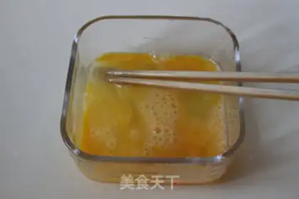 Make Garlic fried eggs step 1