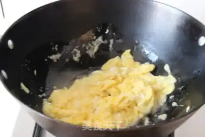 Make Garlic fried eggs step 2
