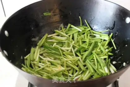Make Garlic fried eggs step 3