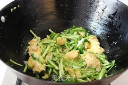 Make Garlic fried eggs step 4