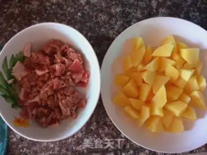 Make Curry potatoes for beef step 0
