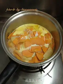 Make Pumpkin soup with salty cream step 4