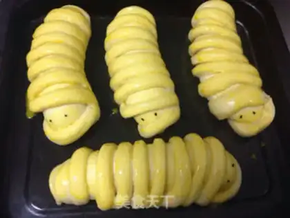 Make Soup and caterpillar bread step 10