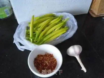 Make Garlic with yellow flowers step 0