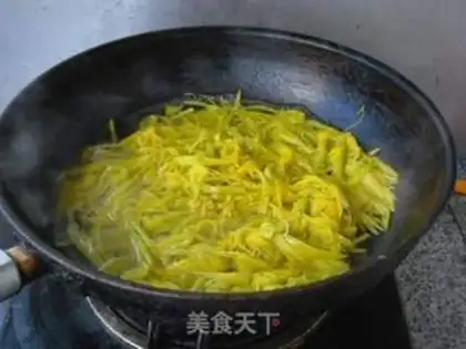 Make Garlic with yellow flowers step 1