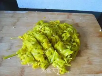 Make Garlic with yellow flowers step 2