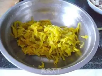 Make Garlic with yellow flowers step 3