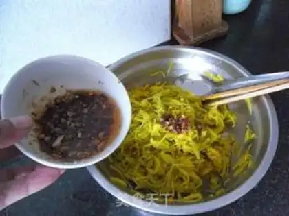 Make Garlic with yellow flowers step 7