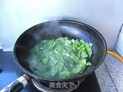 Make Pepper fried beans step 2