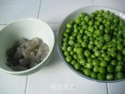 Make Shrimp and sweet peas step 1