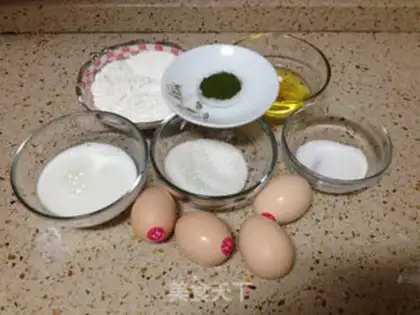 Make A red-coloured cake roll step 0