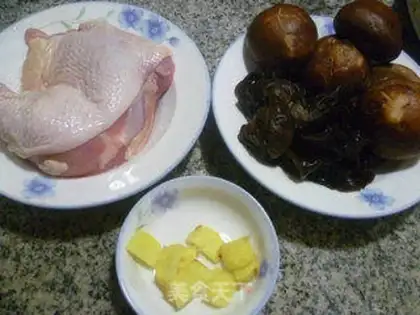 Make Black-muck mushroom steamed chicken legs step 0