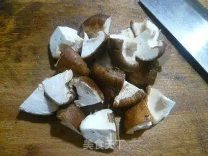 Make Black-muck mushroom steamed chicken legs step 1