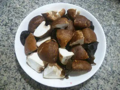 Make Black-muck mushroom steamed chicken legs step 11