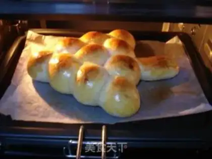 Make Christmas bread step 7