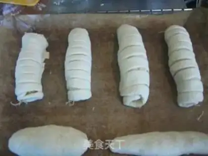 Make caterpillar pine almond bread step 9