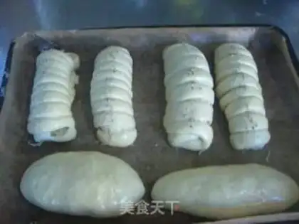 Make caterpillar pine almond bread step 10