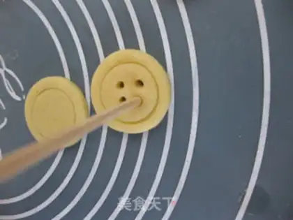 Make Button cookies step 10