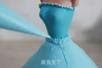 Make Princess Frozen Cake step 23