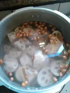 Make Peanut Lotus bone soup step 3